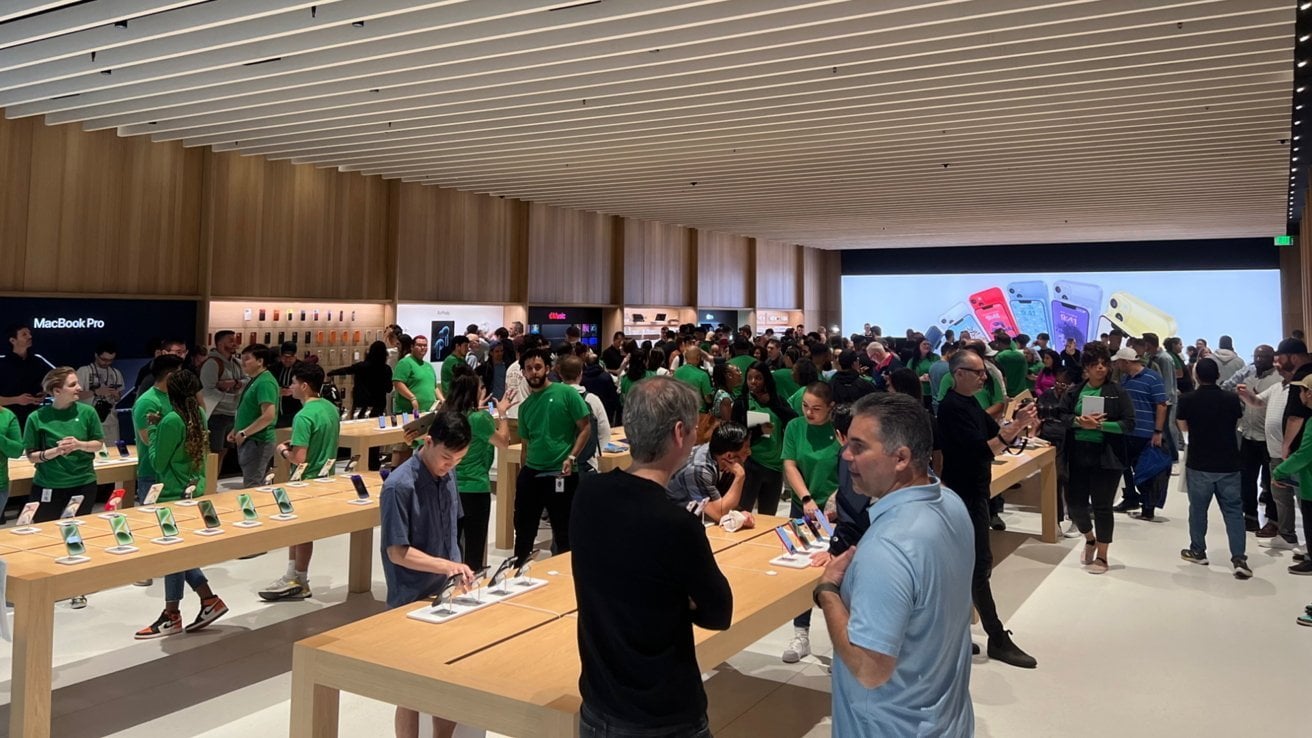 Apple Store revamp means more Genius Bars, fewer video walls
