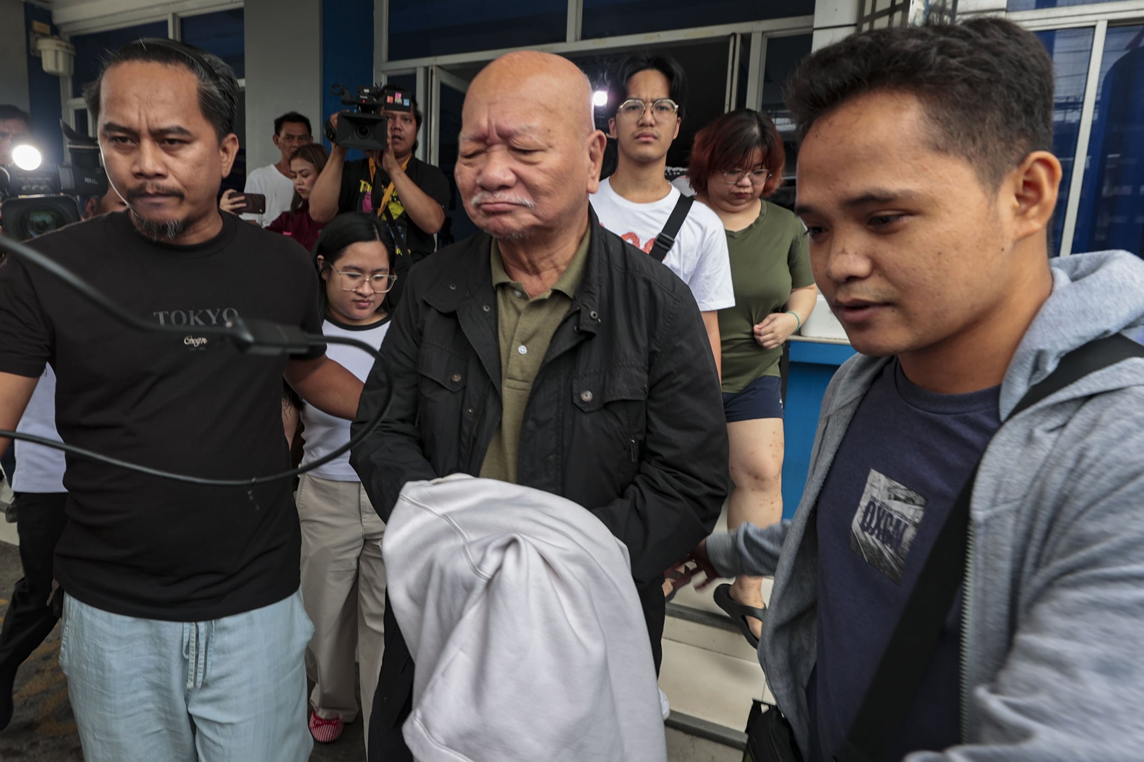 ARRESTED VETERAN JOURNALIST / OCTOBER 24, 2026 Veteran journalist Philip Lustre Jr., escorted by police officers, leaves the